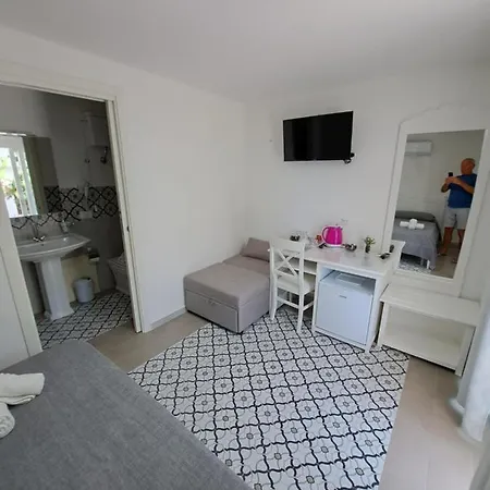 Pepe Rosa Bed & Breakfast 3*